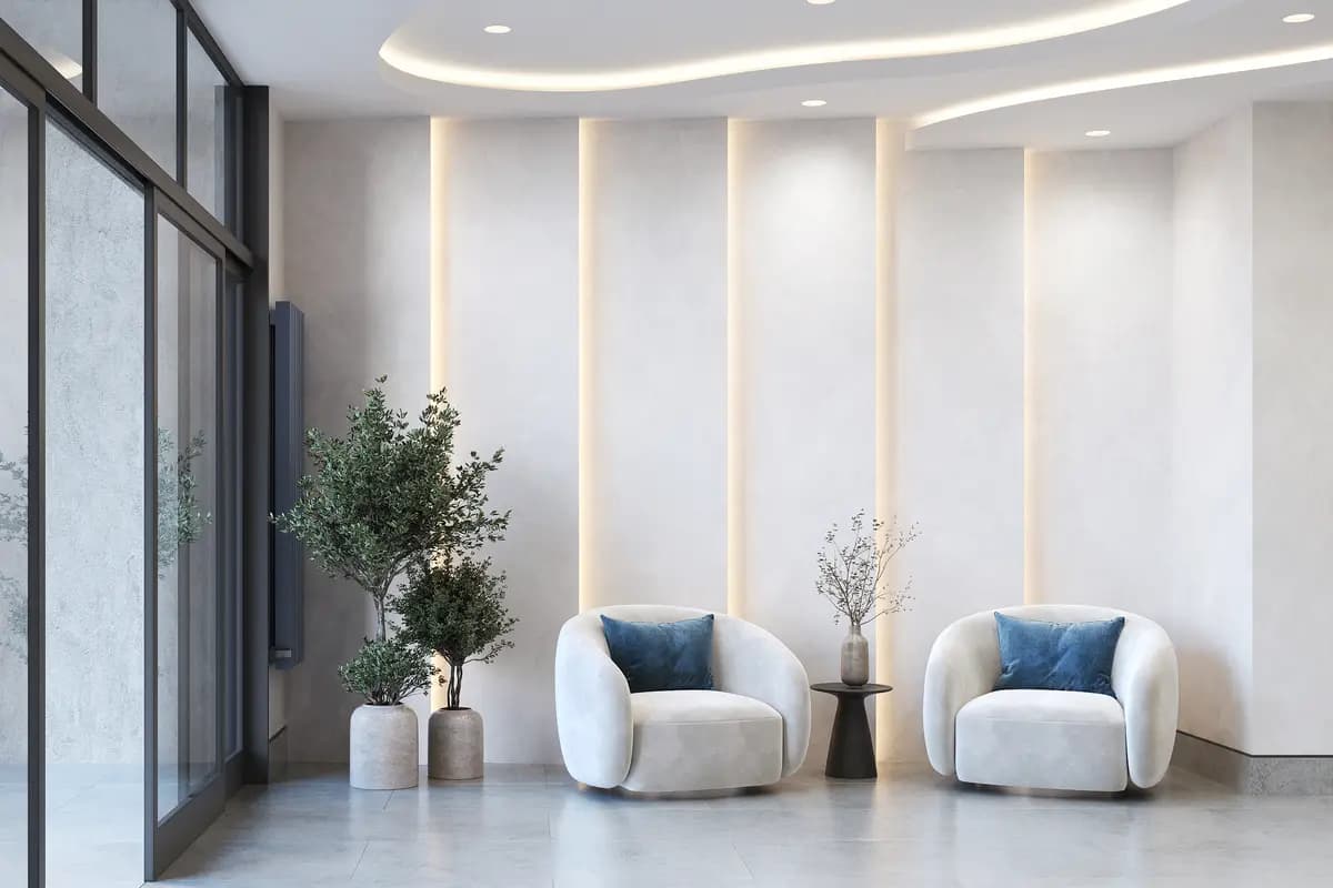 Входная группа — дизайнерские кресла и зелень